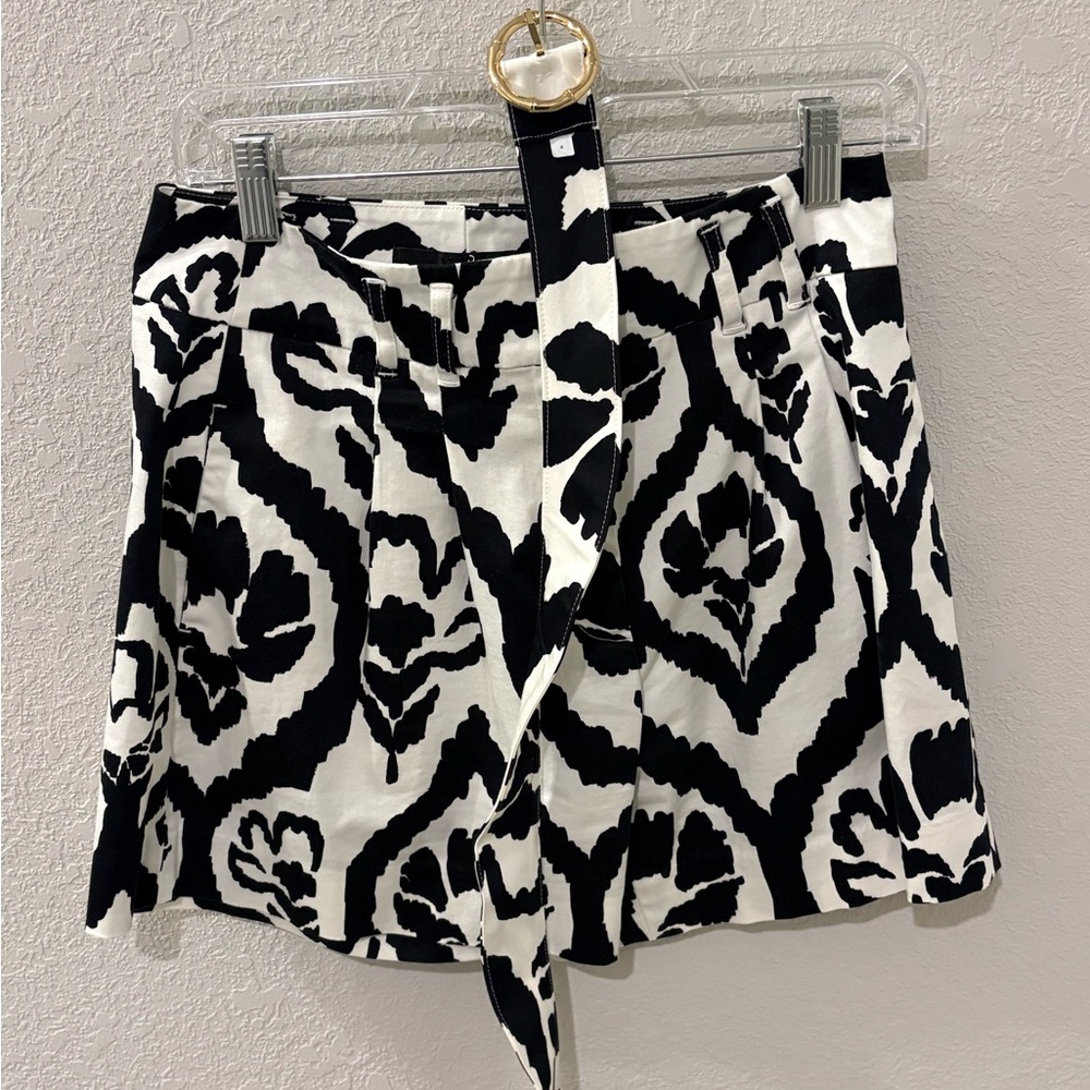 White House Black Market Black and White Printed Shorts with Belt SZ 4